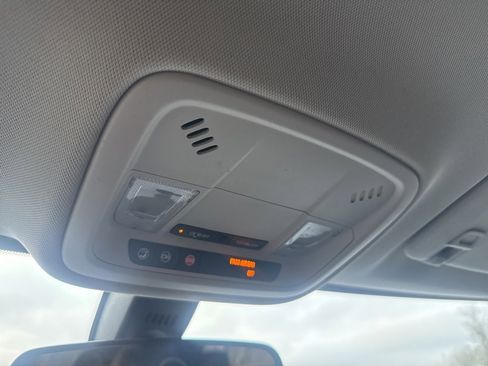 Used 2018 Chevrolet Traverse LT image 22