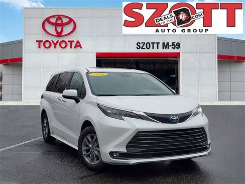 Used 2025 Toyota Sienna XLE image 1