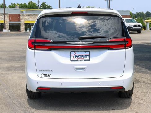 Used 2025 Chrysler Pacifica Select FWD image 4