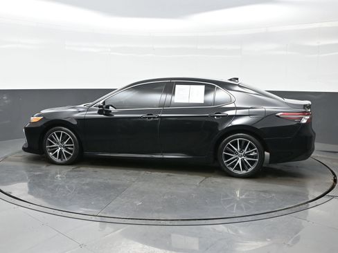 Used 2023 Toyota Camry XLE image 3