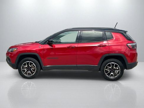 Used 2025 Jeep Compass Trailhawk image 8
