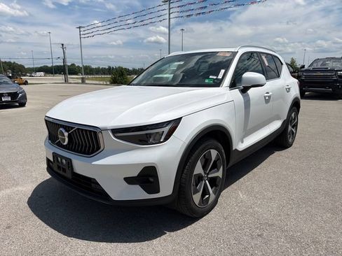 Used 2023 Volvo XC40 B5 Plus w/ Protection Package Premier AWD/4WD image 2