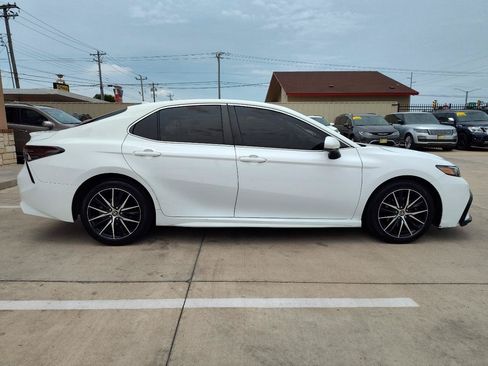 Used 2021 Toyota Camry SE FWD image 3