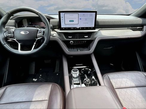 Used 2025 Ford Explorer Platinum RWD image 9