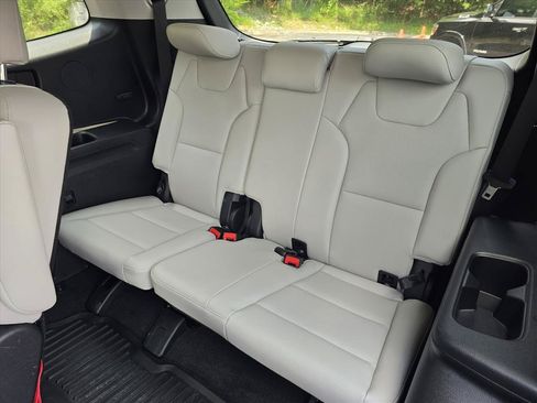 Used 2024 Kia Telluride EX w/ EX Captain's Chair Package FWD image 10