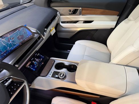 New 2026 Cadillac Vistiq Sport image 40