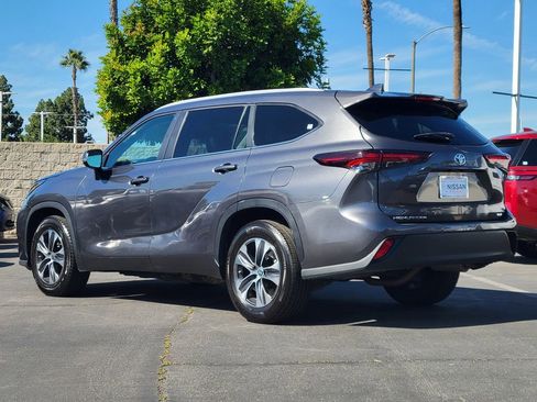 Used 2024 Toyota Highlander XLE FWD image 2