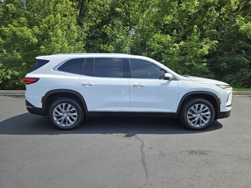 Used 2025 Buick Enclave Preferred FWD image 2