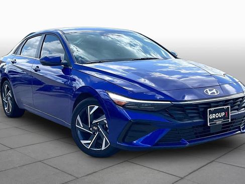 Certified 2025 Hyundai Elantra Limited FWD image 3