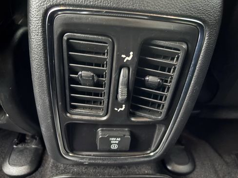 Used 2011 Jeep Grand Cherokee Laredo image 28