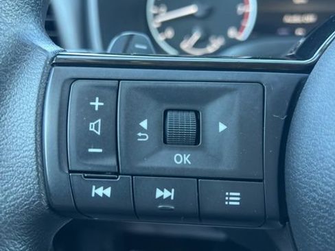 Used 2023 Nissan Rogue SV AWD/4WD image 14