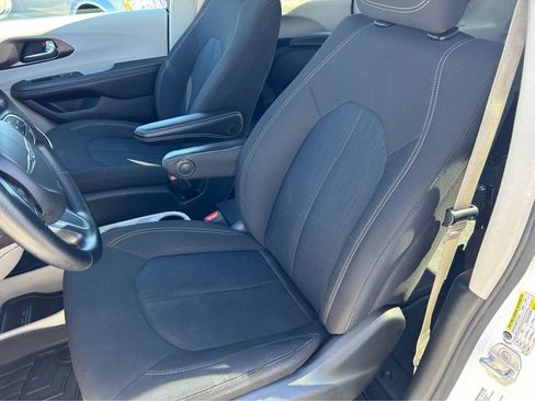 Used 2023 Chrysler Voyager LX FWD image 16