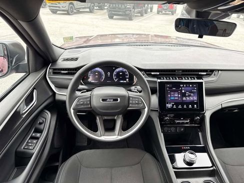 Used 2025 Jeep Grand Cherokee Laredo X image 13