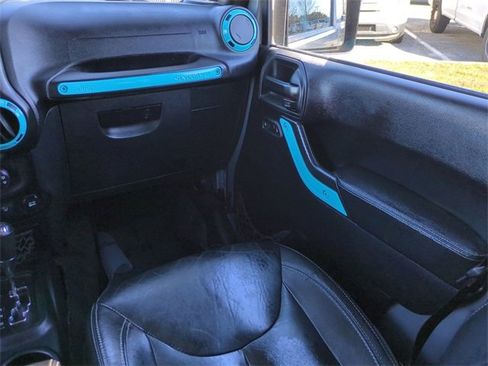 Used 2015 Jeep Wrangler Unlimited Rubicon image 17