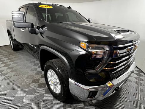 Used 2025 Chevrolet Silverado 2500 LTZ AWD/4WD image 3