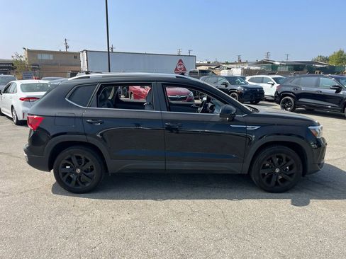 Used 2024 Volkswagen Taos SE w/ Panoramic Sunroof Package image 8