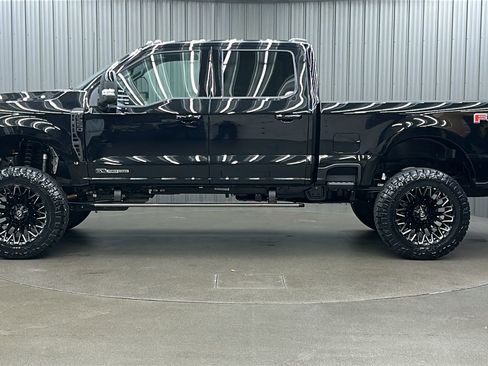 Used 2025 Ford F250 Platinum w/ FX4 Off-Road Package image 2