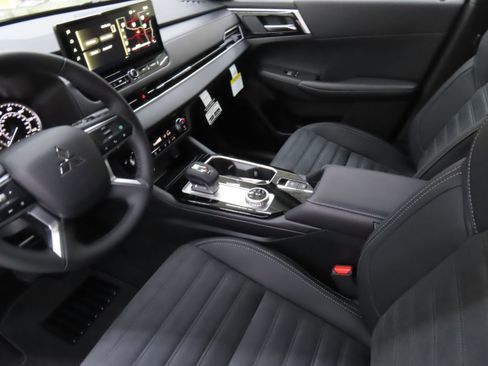 New 2025 Mitsubishi Outlander SE image 20