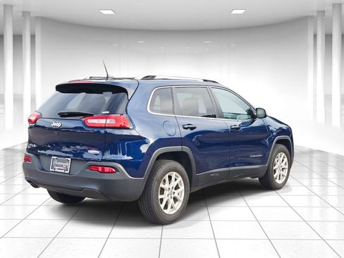 Used 2018 Jeep Cherokee Latitude w/ Cold Weather Group AWD/4WD image 3