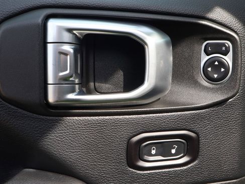 Used 2019 Jeep Wrangler Unlimited Sahara AWD/4WD image 17