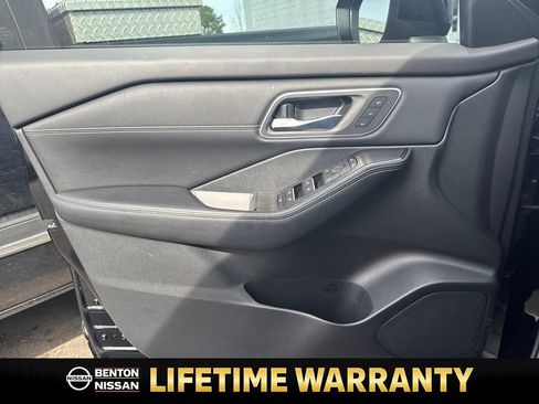 Certified 2025 Nissan Rogue Platinum image 11