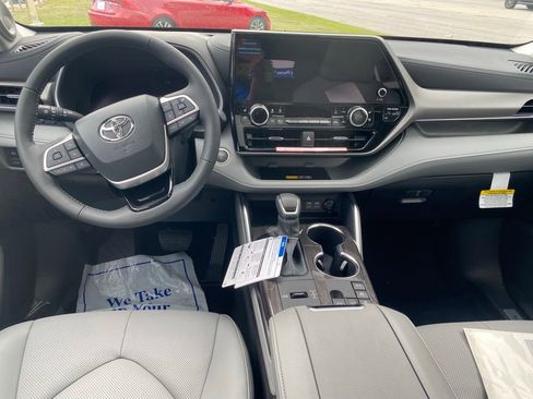 New 2026 Toyota Highlander Limited AWD/4WD image 7
