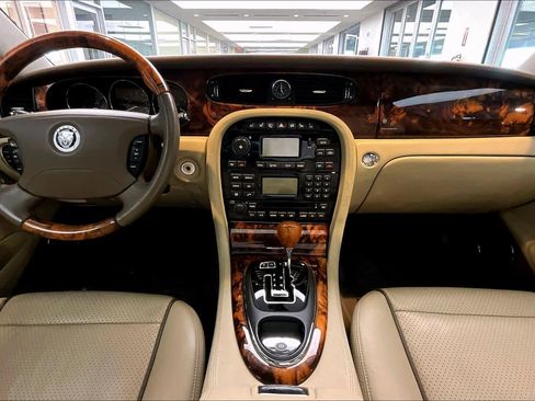 Used 2008 Jaguar XJ8 image 14
