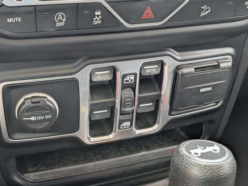 Used 2019 Jeep Wrangler Unlimited Sahara w/ Uconnect 4C Nav & Sound Group AWD/4WD image 19