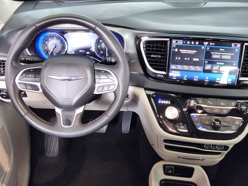 Used 2023 Chrysler Pacifica Touring-L FWD image 29