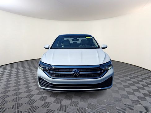 Used 2023 Volkswagen Jetta SE FWD image 2