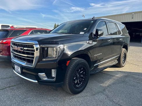 Used 2021 GMC Yukon SLT w/ SLT Premium Package image 2