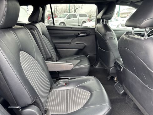Used 2024 Toyota Highlander XSE image 12