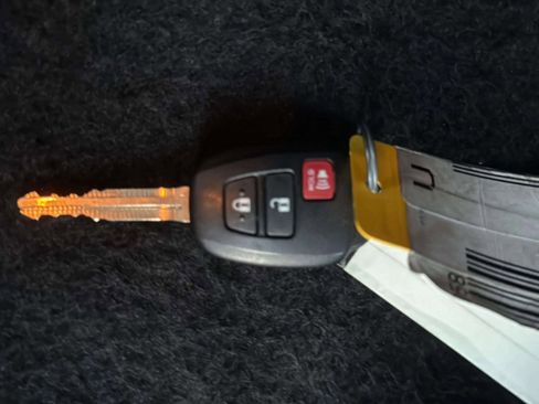 Used 2019 Toyota Highlander LE image 43