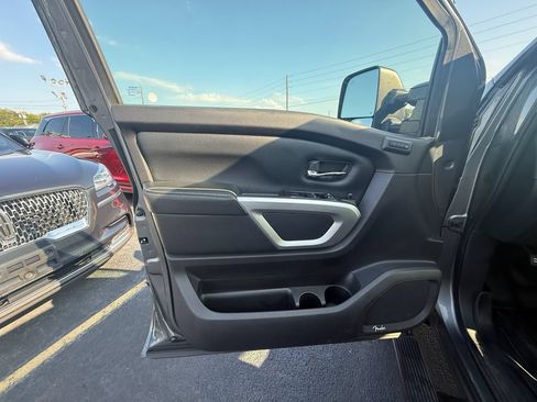 Used 2019 Nissan Titan PRO-4X w/ Pro-4x Convenience Package AWD/4WD image 11
