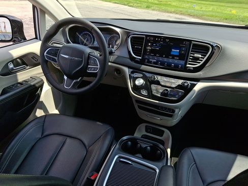 Used 2024 Chrysler Pacifica Touring-L FWD image 15
