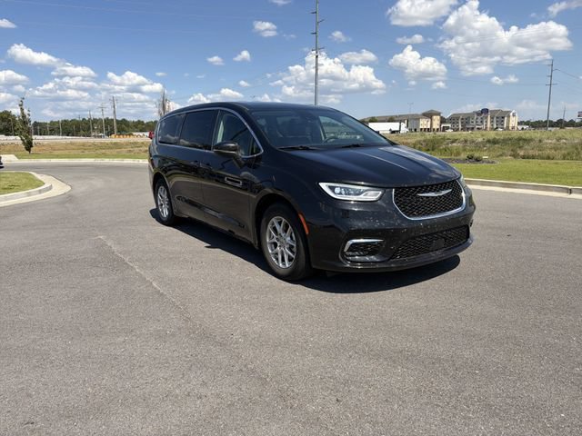 Used 2023 Chrysler Pacifica Touring-L FWD image 7