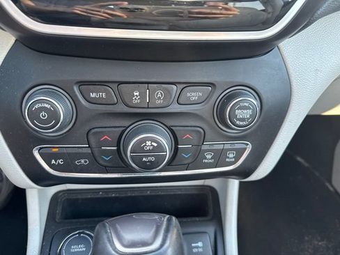 Used 2021 Jeep Cherokee Limited w/ Trailer Tow Group AWD/4WD image 21