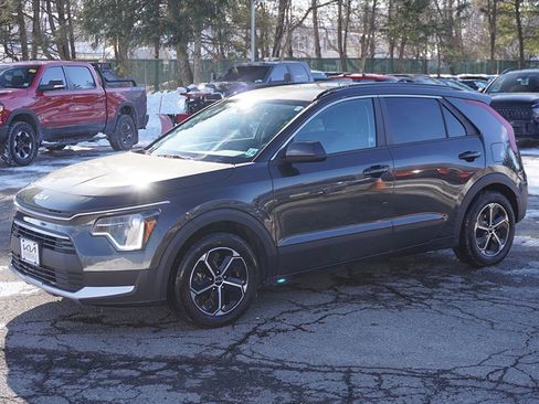 Used 2023 Kia Niro LX image 7