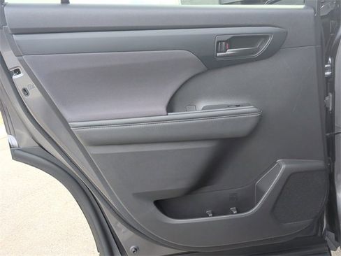 Certified 2023 Toyota Highlander LE image 24