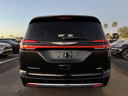 Used 2022 Chrysler Pacifica Touring image 4