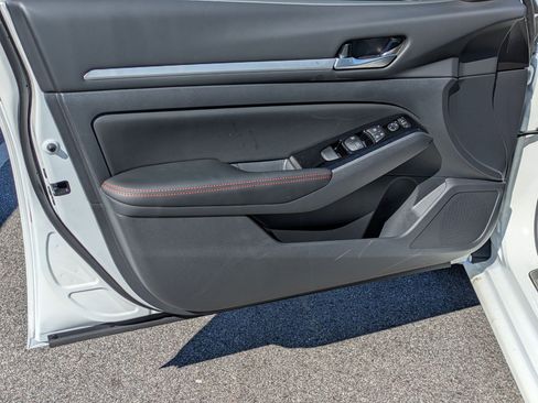 New 2025 Nissan Altima 2.5 SR image 11