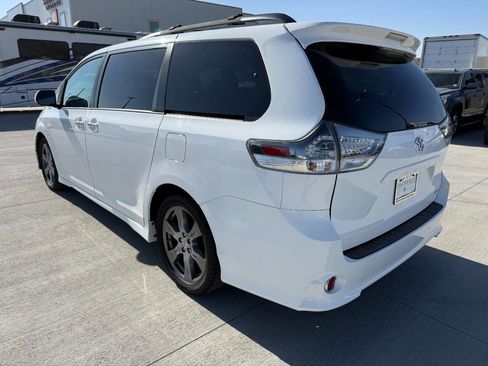 Used 2017 Toyota Sienna SE Premium image 5
