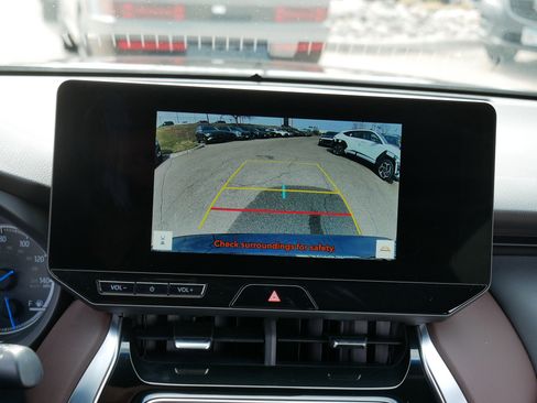 Used 2023 Toyota Venza XLE AWD/4WD image 26