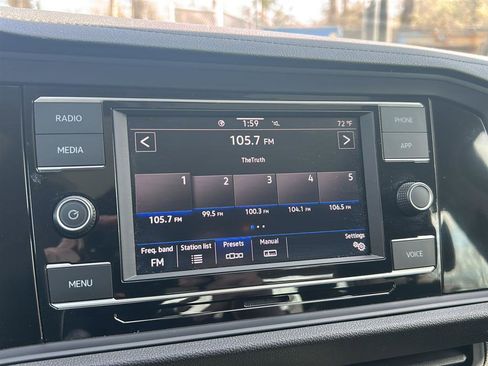 Certified 2023 Volkswagen Jetta SE w/ Panoramic Sunroof Package image 15