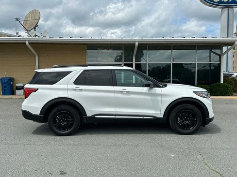 Used 2025 Ford Explorer Active AWD/4WD image 10