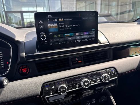 Used 2025 Honda Pilot Black Edition image 10