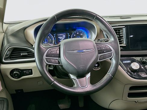 Used 2017 Chrysler Pacifica Touring-L w/ Tire & Wheel Group image 18