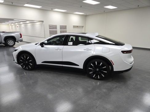 New 2026 Toyota Crown Platinum image 3