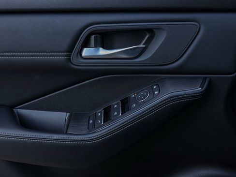 Used 2025 Nissan Rogue SL FWD image 24