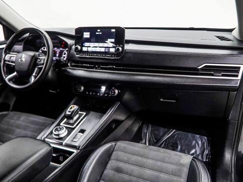 Used 2024 Mitsubishi Outlander SE image 17